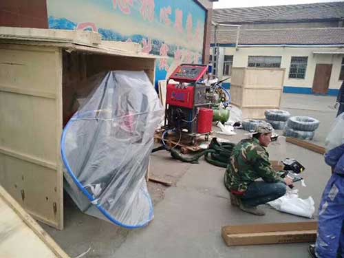 江蘇省聚脲噴塗機水池防腐防水改造(圖1) 江蘇省鹽城市客戶訂購的2台液壓聚脲噴塗機